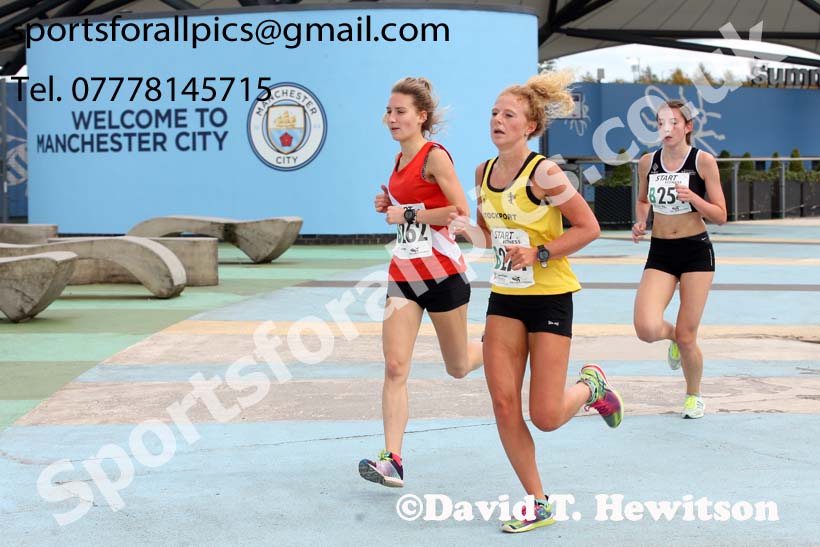 Senior womens 4 stage relay, Northern Senior 6 and 4 and Junior Stage Road Relays, SportsCity, Manchester. Photo:  David T. Hewitson/Sports for All Pics